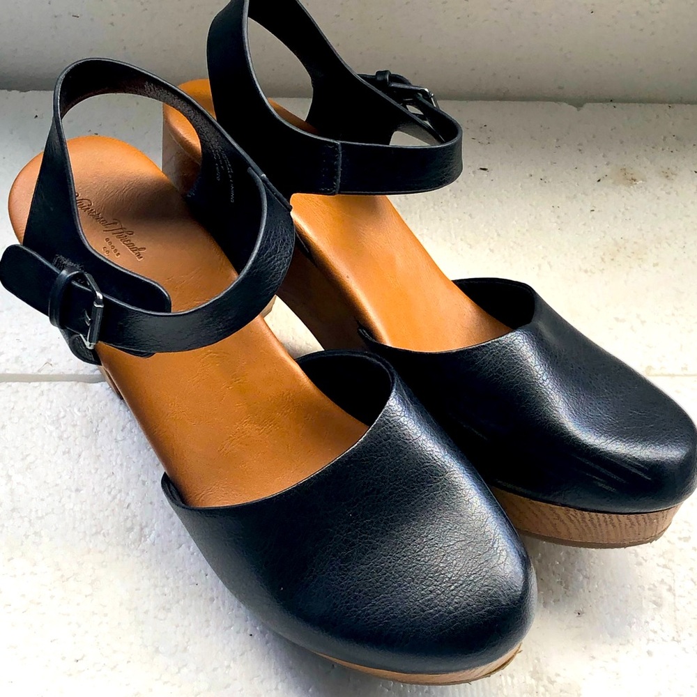 Universal Thread Women’s Black Leather Block Wooden Heal Sandals Size 11